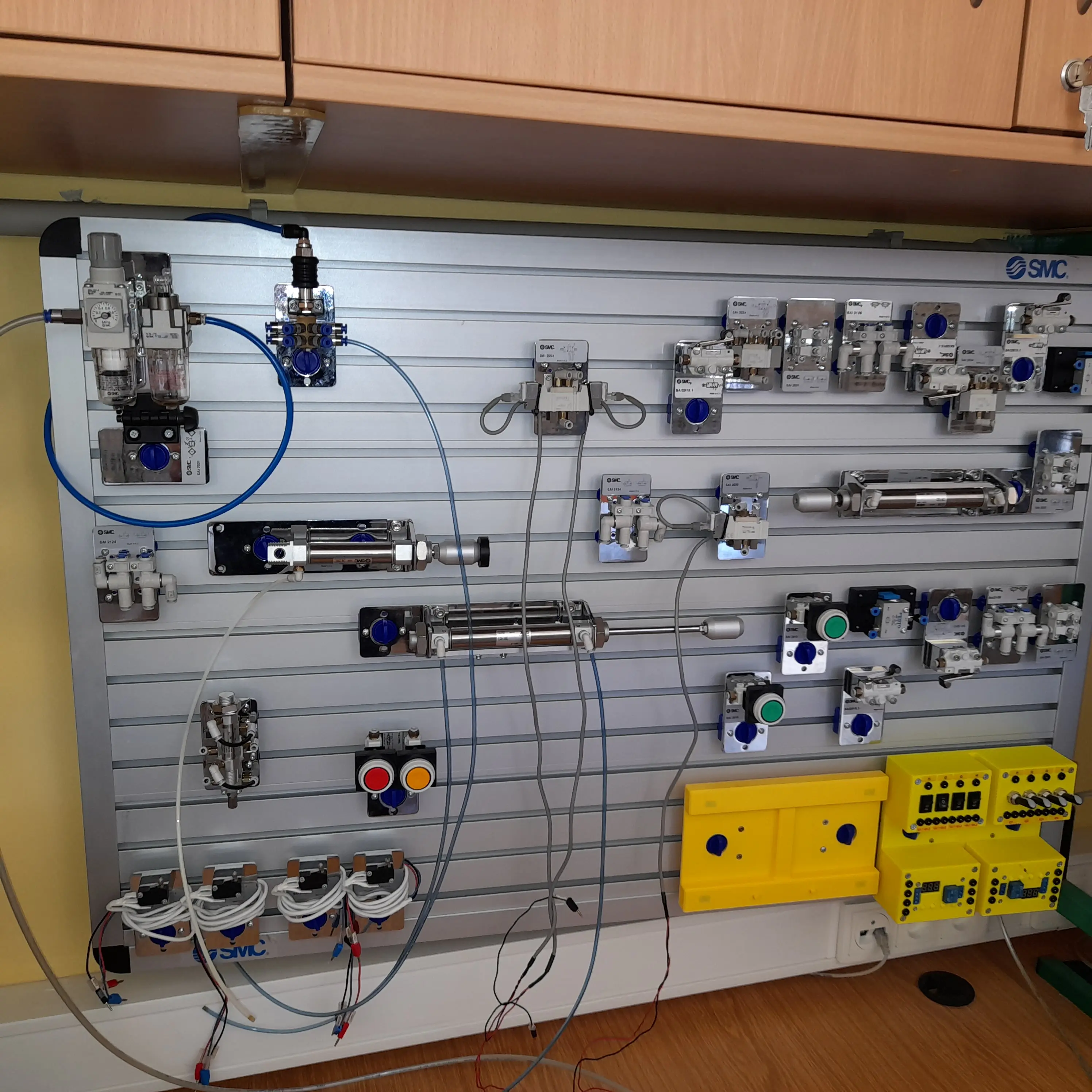 Výroba, odzkoušení tréninkového panelu pro výuku elektropneumatiky