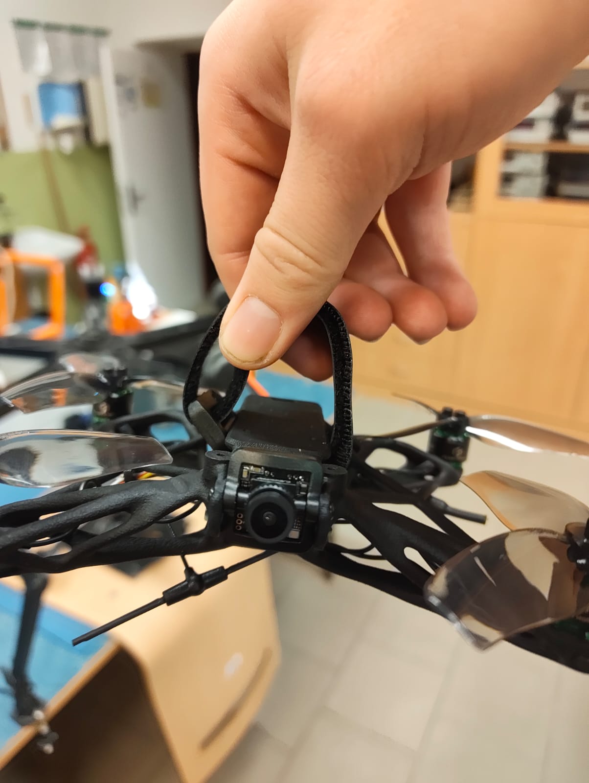 Návrh, vývoj a stavba vlastních dronů